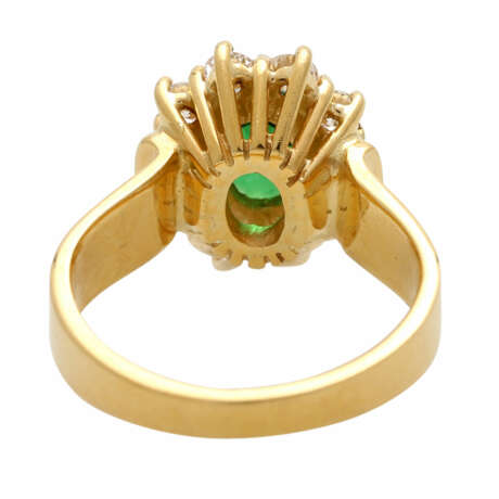Ring mit Tsavorit, oval facettiert umgeben von 10 Brillanten - photo 4