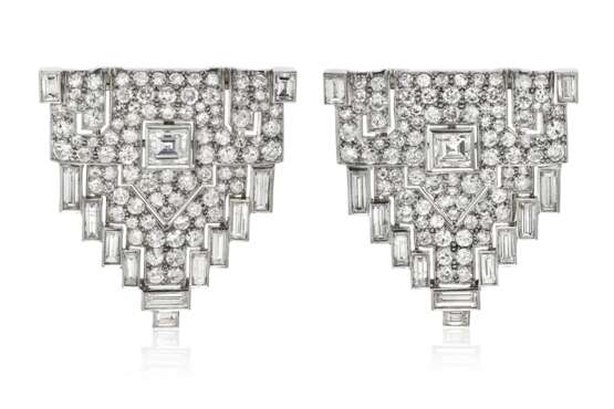 PAIR OF DIAMOND CLIP BROOCHES - Foto 1
