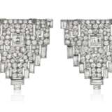 PAIR OF DIAMOND CLIP BROOCHES - Foto 1
