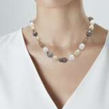 SUITE OF COLTURED PEARL, DIAMOND AND COLORED DIAMOND JEWLERY - фото 2