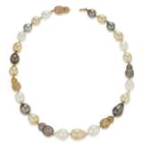 SUITE OF COLTURED PEARL, DIAMOND AND COLORED DIAMOND JEWLERY - фото 5