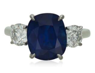 SAPPHIRE AND DIAMOND RING