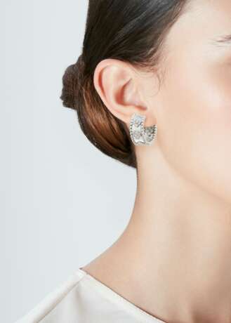 Van Cleef & Arpels. VAN CLEEF & ARPELS DIAMOND 'PERLÉE' HOOP EARRINGS - Foto 2