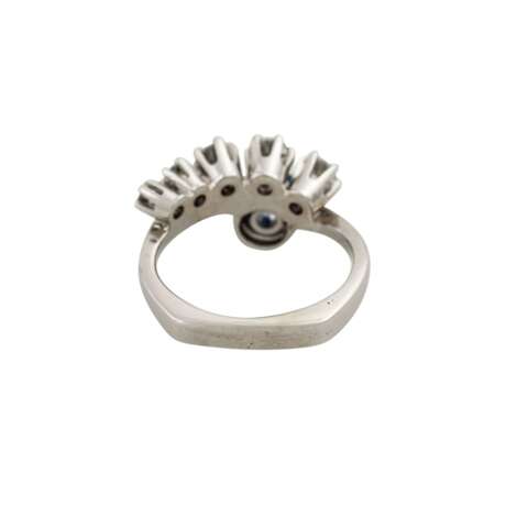 Ring mit Saphir und Brillanten von zusammen ca. 0,4 ct, - фото 4