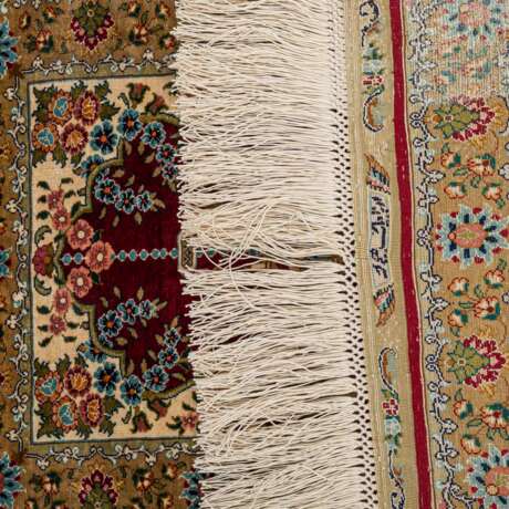 2 feine Orientteppiche aus Seide. HEREKE, 20. Jahrhundert. - photo 3
