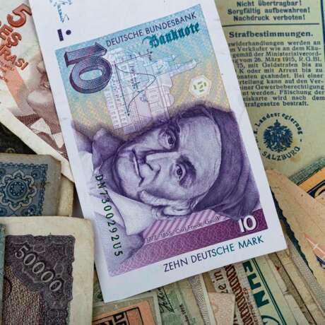 Schatzkiste historische Banknoten und Wertpapiere, - photo 2