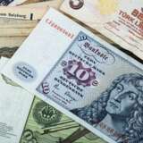 Schatzkiste historische Banknoten und Wertpapiere, - photo 3