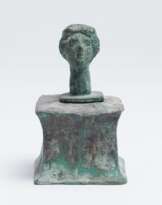 Antikisierender Frauenkopf auf Sockel