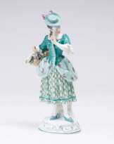 Seltene Figur 'Dame mit Blumenkorb'