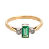 Ring mit 1 Smaragdbaguette und 2 Diamanten, - photo 1