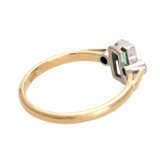 Ring mit 1 Smaragdbaguette und 2 Diamanten, - photo 3