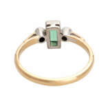 Ring mit 1 Smaragdbaguette und 2 Diamanten, - photo 4