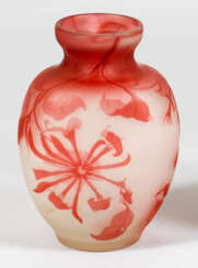 Gallé-Vase mit Geißblatt-Dekor