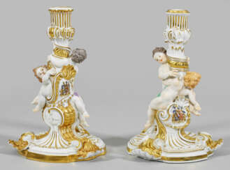 Paar prächtige Kerzenleuchter mit Schwanenservice-Dekor