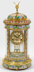 Pendule mit farbigem Cloisonné-Dekor