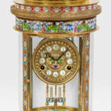 Pendule mit farbigem Cloisonné-Dekor - photo 1