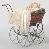 Großes "Bye-Lo-Baby" von Grace Storey Putnam mit Puppenwagen - Foto 1