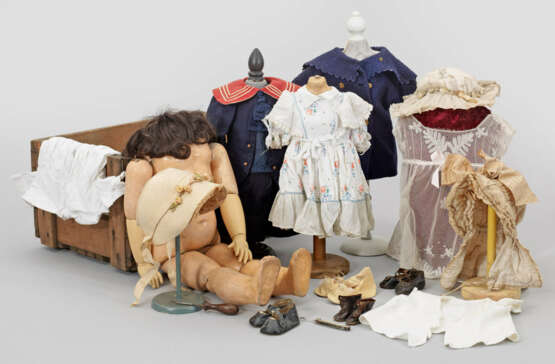 Konvolut Puppenkleidung und Ersatzteile - Foto 1