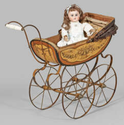 Kleine Gliederpuppe von Armand Marseille mit Puppenwagen