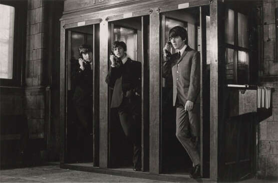 Drei Beatles in Bahnhofstelefonzelle - Foto 1