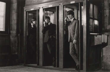 Drei Beatles in Bahnhofstelefonzelle