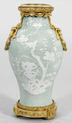 Seladon-Vase mit Fels-und Vogeldekor