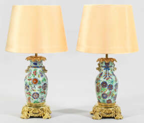 Paar Seladon-Tischlampen mit Famille rose-Dekor