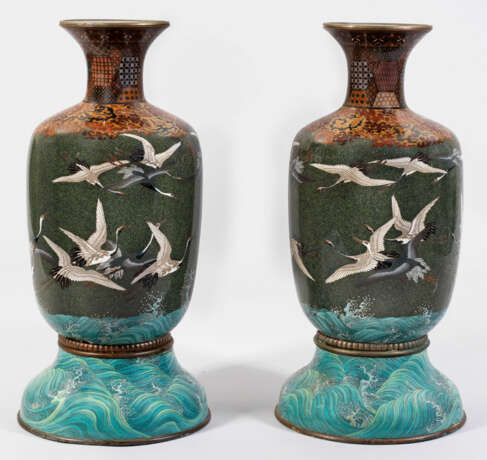 Paar große Cloisonné-Vasen mit Kranichdekor - Foto 1