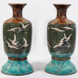 Paar große Cloisonné-Vasen mit Kranichdekor - photo 1