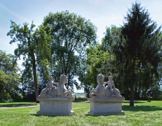 Paar monumentale Sphingen mit Putten als Parkskulpturen - photo 1