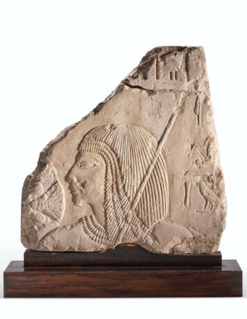 AN EGYPTIAN LIMESTONE RELIEF FRAGMENT - Foto 1