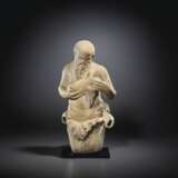 A ROMAN MARBLE TRAPEZOPHORUS WITH SILENUS AND THE INFANT BACCHUS - Foto 1