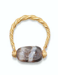 AN ETRUSCAN GOLD AND BANDED AGATE SCARAB FINGER RING