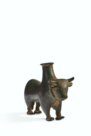 A BACTRIAN COPPER ALLOY COSMETIC VESSEL IN THE FORM OF A BULL - фото 4
