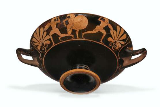AN ATTIC RED-FIGURED KYLIX - фото 2