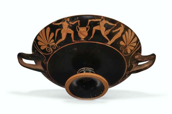 AN ATTIC RED-FIGURED KYLIX - фото 3