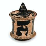 AN ATTIC RED-FIGURED LIDDED PYXIS - Foto 1