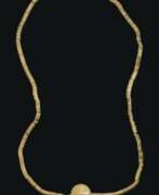 Culture de Bactriane. A BACTRIAN GOLD SPIRAL NECKLACE WITH DISK PENDANT