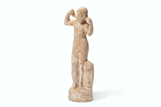 A ROMAN TERRACOTTA VENUS ANADYOMENE - фото 3