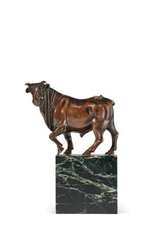 A BRONZE MODEL OF A PACING BULL - photo 1