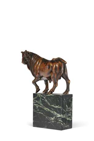A BRONZE MODEL OF A PACING BULL - photo 3