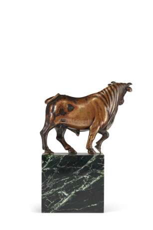 A BRONZE MODEL OF A PACING BULL - photo 4