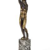 A BRONZE FIGURE OF A STANDING YOUTH, ALSO KNOWN AS NARCISSUS - Foto 2