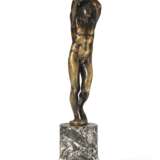 A BRONZE FIGURE OF A STANDING YOUTH, ALSO KNOWN AS NARCISSUS - Foto 3