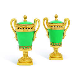 PAIRE DE VASES COUVERTS DE LA FIN DE L&#39;EPOQUE LOUIS XVI