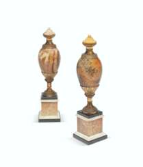 PAIRE DE VASES ORNEMENTAUX