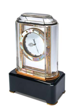 Cartier. CARTIER, ART DECO ROCK CRYSTAL, GOLD, AGATE, ENAMEL, MOTHER-OF-PEARL, ONYX AND DIAMOND-SET 'MYSTERY CLOCK', PENDULE MYSTERIEUSE 'MODEL A' - photo 2