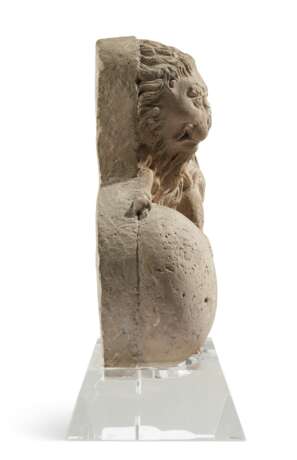 A PAIR OF LIMESTONE LIONS - photo 4