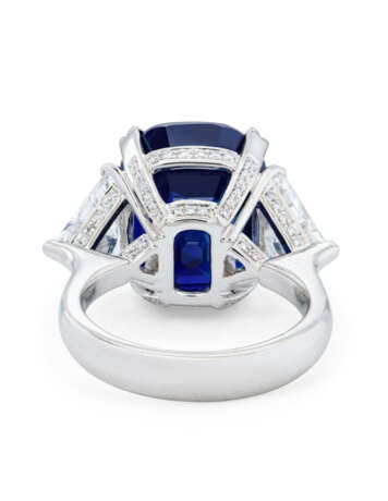 ATTRACTIVE SAPPHIRE AND DIAMOND RING - photo 2