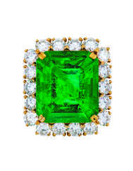 EXCEPTIONAL EMERALD AND DIAMOND RING, REZA